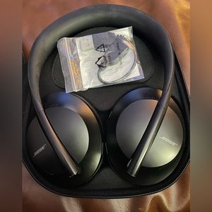 SOLD ——— BOSE Noise Canceling Headphones 700